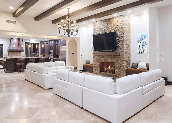 Luxury Oasis - Lazy River, Golf, Batting Cage, Gym Holiday home