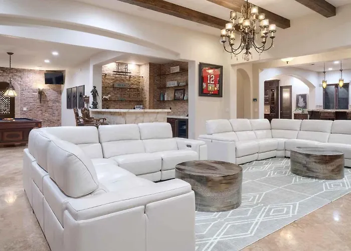 Luxury Oasis - Lazy River, Golf, Batting Cage, Gym Holiday home