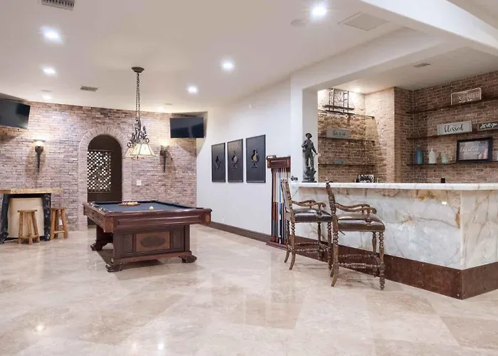 Luxury Oasis - Lazy River, Golf, Batting Cage, Gym Holiday home Scottsdale