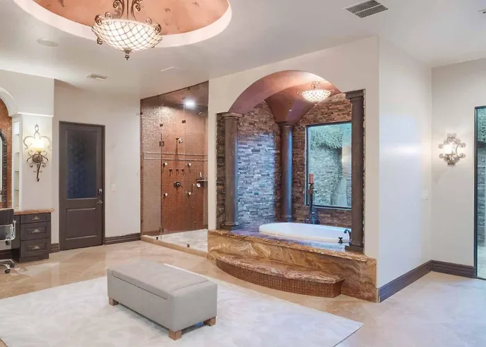 Luxury Oasis - Lazy River, Golf, Batting Cage, Gym Holiday home