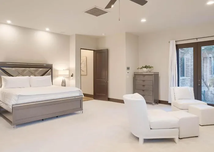 Luxury Oasis - Lazy River, Golf, Batting Cage, Gym Holiday home