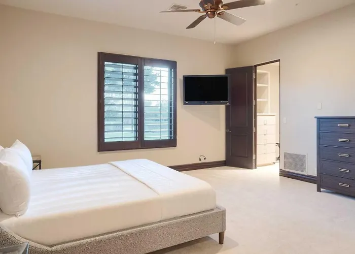 Luxury Oasis - Lazy River, Golf, Batting Cage, Gym Holiday home