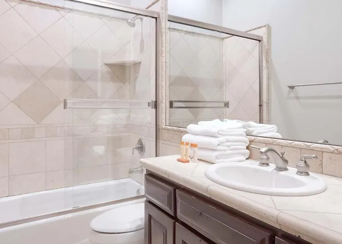 Luxury Oasis - Lazy River, Golf, Batting Cage, Gym Holiday home