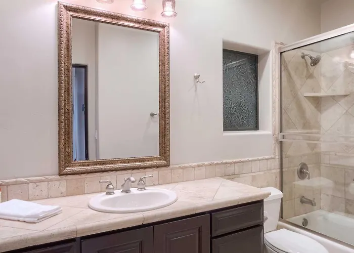 Luxury Oasis - Lazy River, Golf, Batting Cage, Gym Holiday home *